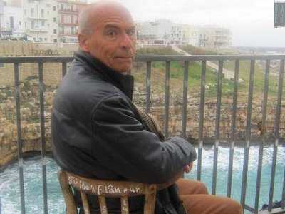 �Prima avevo una sola sedia quella che mi portavo in giro per sedermi sul mare o sulle balconate dove prendevo spesso ispirazione per i miei versi�, ci dice l'artista (Foto di Ilaria Milella)